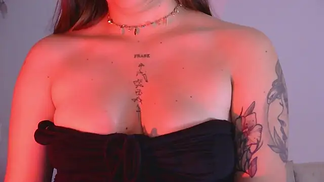 Snapshot of Miss_oliviaa chatting on 03/11/25, 02:40 Miss oliviaa online show from 03/11/25, 02:40