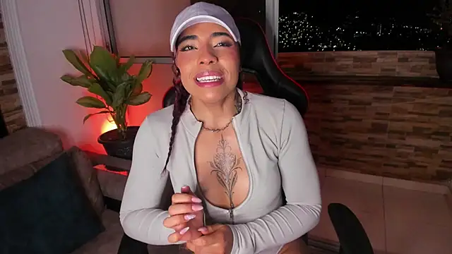 Snapshot of emilyfitness chatting on 12/23/24, 06:33 emilyfitness online show from 12/23/24, 06:33