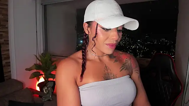 Snapshot of emilyfitness chatting on 03/15/25, 04:02 emilyfitness online show from 03/15/25, 04:02