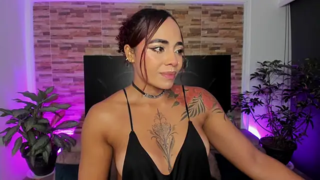 Snapshot of emilyfitness chatting on 06/10/26, 12:01 emilyfitness online show from 06/10/26, 12:01