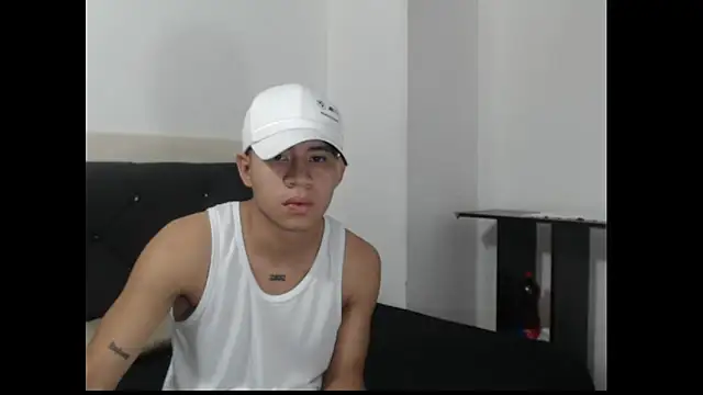 Snapshot of logannth chatting on 10/19/25, 04:48 logannth online show from 10/19/25, 04:48