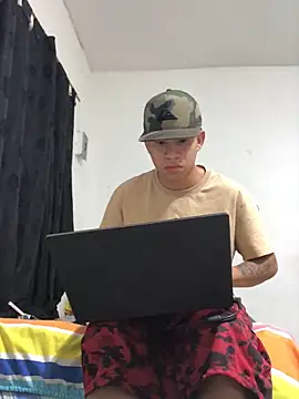 Snapshot of logannth chatting on 11/21/25, 04:44 logannth online show from 11/21/25, 04:44