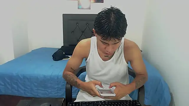 Snapshot of logannth chatting on 10/21/25, 12:00 logannth online show from 10/21/25, 12:00