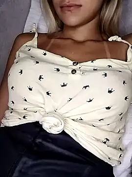 Snapshot of fofinhaa12 chatting on 03/11/25, 01:45 fofinhaa12 online show from 03/11/25, 01:45