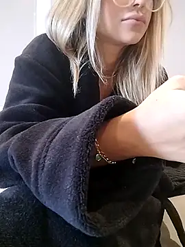 Snapshot of fofinhaa12 chatting on 09/19/25, 01:37 fofinhaa12 online show from 09/19/25, 01:37