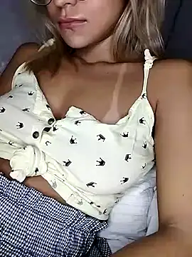 Snapshot of fofinhaa12 chatting on 03/21/25, 10:28 fofinhaa12 online show from 03/21/25, 10:28