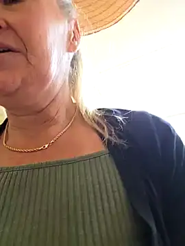 lisalustjouw online show from 09/22/25, 12:22