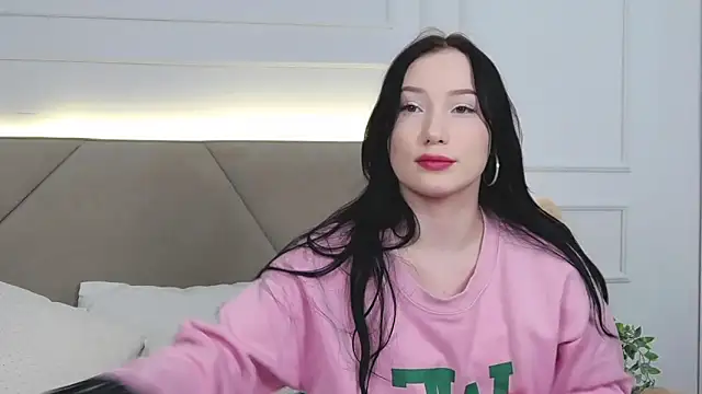 LeilaLow online show from 03/18/25, 12:06