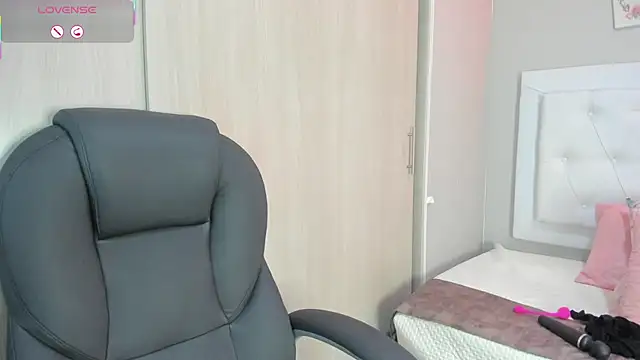 nicole  parker1 online show from 02/05/26, 06:37