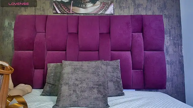 nicole  parker1 online show from 10/21/25, 07:02