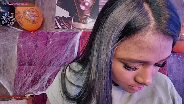 nicole  parker1 online show from 10/27/25, 07:04