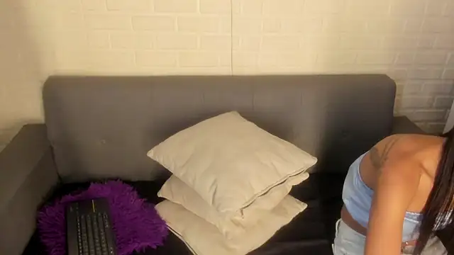 Snapshot of karina_gomez_18 chatting on 12/14/25, 12:33 karina gomez 18 online show from 12/14/25, 12:33