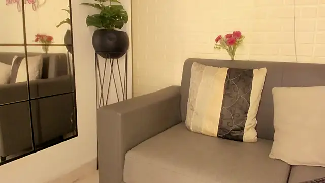 Snapshot of karina_gomez_18 chatting on 10/22/25, 11:42 karina gomez 18 online show from 10/22/25, 11:42