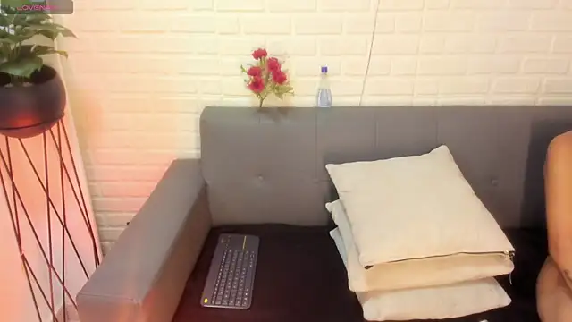 Snapshot of karina_gomez_18 chatting on 09/28/25, 11:39 karina gomez 18 online show from 09/28/25, 11:39