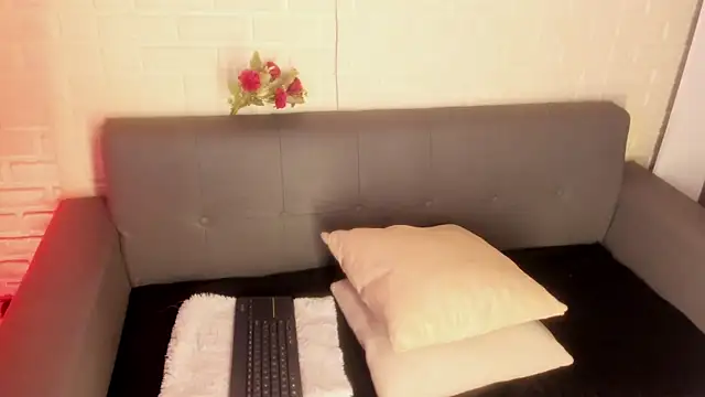 Snapshot of karina_gomez_18 chatting on 11/09/25, 11:47 karina gomez 18 online show from 11/09/25, 11:47