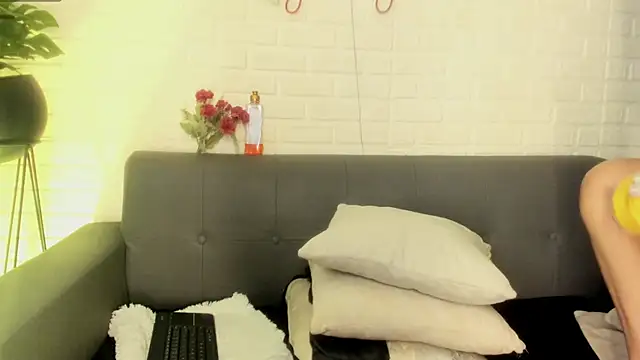 Snapshot of karina_gomez_18 chatting on 10/06/25, 11:22 karina gomez 18 online show from 10/06/25, 11:22