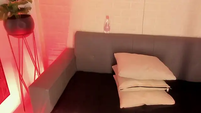 Snapshot of karina_gomez_18 chatting on 11/30/25, 11:33 karina gomez 18 online show from 11/30/25, 11:33