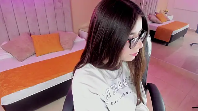 Charlotte Olsen  online show from 11/05/25, 07:39