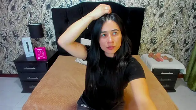 ChloeTurner  online show from 04/17/26, 08:22