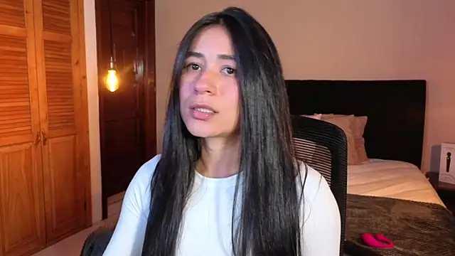 ChloeTurner  online show from 04/06/26, 08:21