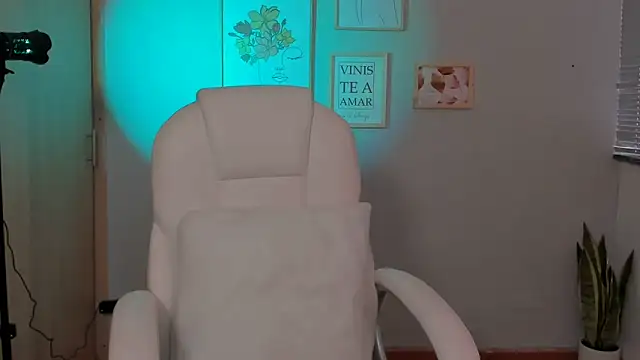 Elena Ruiz online show from 01/05/25, 10:08