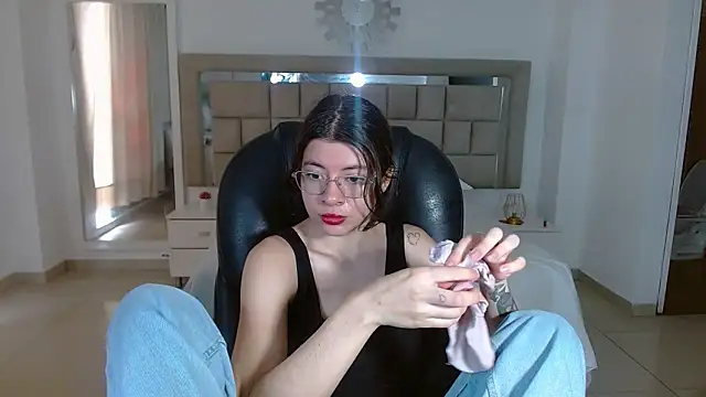 zoecruzz online show from 11/18/25, 03:26