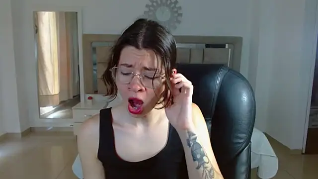 zoecruzz online show from 10/24/25, 03:11