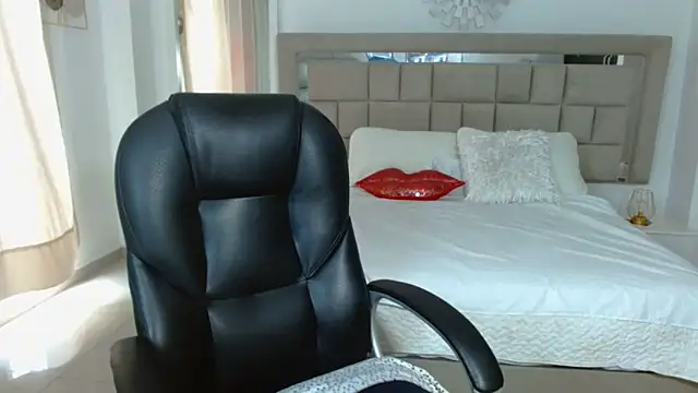 zoecruzz online show from 10/30/25, 03:42