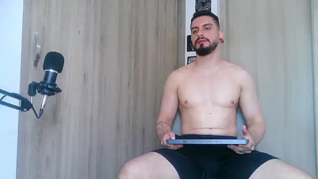 Aaron kwok28 online show from 10/30/25, 09:22