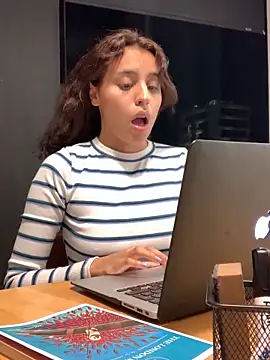 Snapshot of Katee_Jones chatting on 02/01/25, 01:23 Katee Jones online show from 02/01/25, 01:23