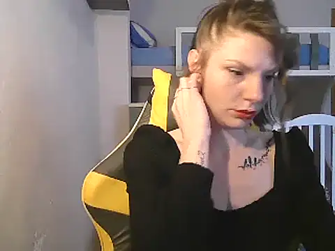 Snapshot of Feli_blue chatting on 02/18/25, 12:06 Feli blue online show from 02/18/25, 12:06