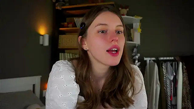 Snapshot of DarylBarks chatting on 11/24/25, 02:33 DarylBarks online show from 11/24/25, 02:33