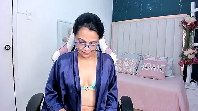 margot smith  online show from 11/18/25, 12:30