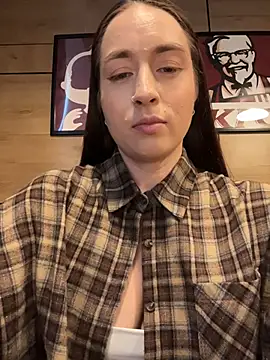 Snapshot of Holly_Play chatting on 05/19/26, 11:06 Holly Play online show from 05/19/26, 11:06