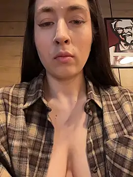 Snapshot of Holly_Play chatting on 06/08/26, 10:05 Holly Play online show from 06/08/26, 10:05