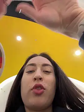 Snapshot of Holly_Play chatting on 02/25/25, 08:03 Holly Play online show from 02/25/25, 08:03