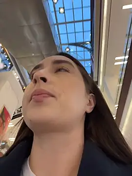 Holly Play online show from 11/28/25, 12:05