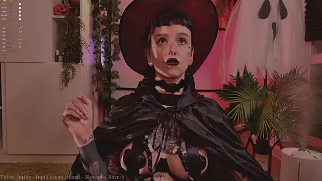 MichaellaMoon online show from 10/31/25, 05:31