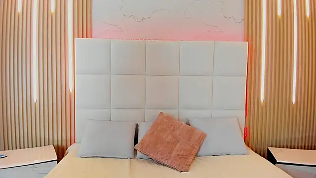 Iris Thompson  online show from 11/30/25, 08:31