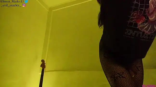 Snapshot of Evil_Queen13 chatting on 12/16/24, 10:18 Evil Queen13 online show from 12/16/24, 10:18