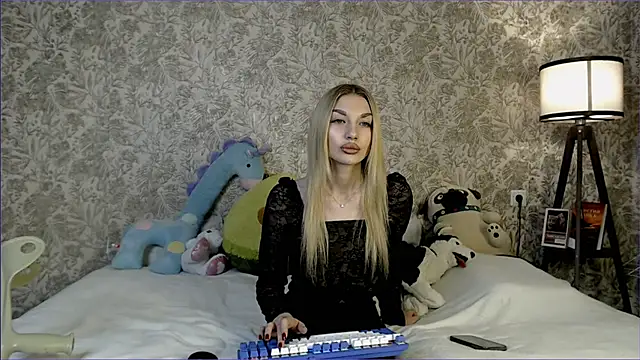 Ella Milla online show from 10/22/25, 11:42