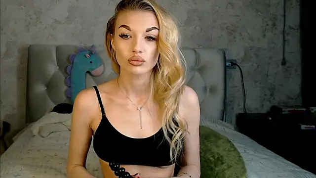 Snapshot of Ella_Milla chatting on 02/23/26, 01:44 Ella Milla online show from 02/23/26, 01:44