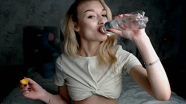 Ella Milla online show from 04/28/26, 02:43