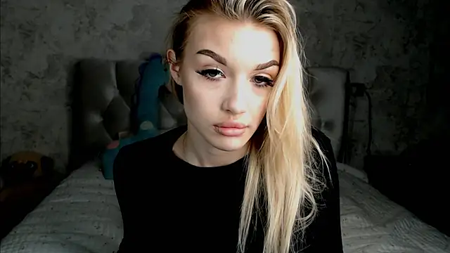 Ella Milla online show from 04/15/26, 07:58