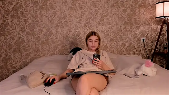 Ella Milla online show from 03/06/25, 10:09