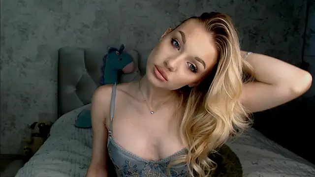 Snapshot of Ella_Milla chatting on 06/25/26, 01:05 Ella Milla online show from 06/25/26, 01:05