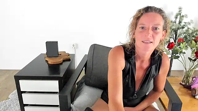 Snapshot of MendiPetite chatting on 09/11/25, 08:31 MendiPetite online show from 09/11/25, 08:31