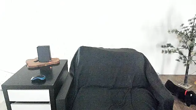 MendiPetite online show from 03/18/26, 09:37