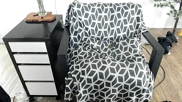 MendiPetite online show from 04/12/26, 08:23