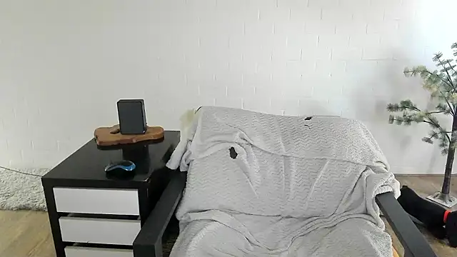 MendiPetite online show from 03/24/26, 10:04